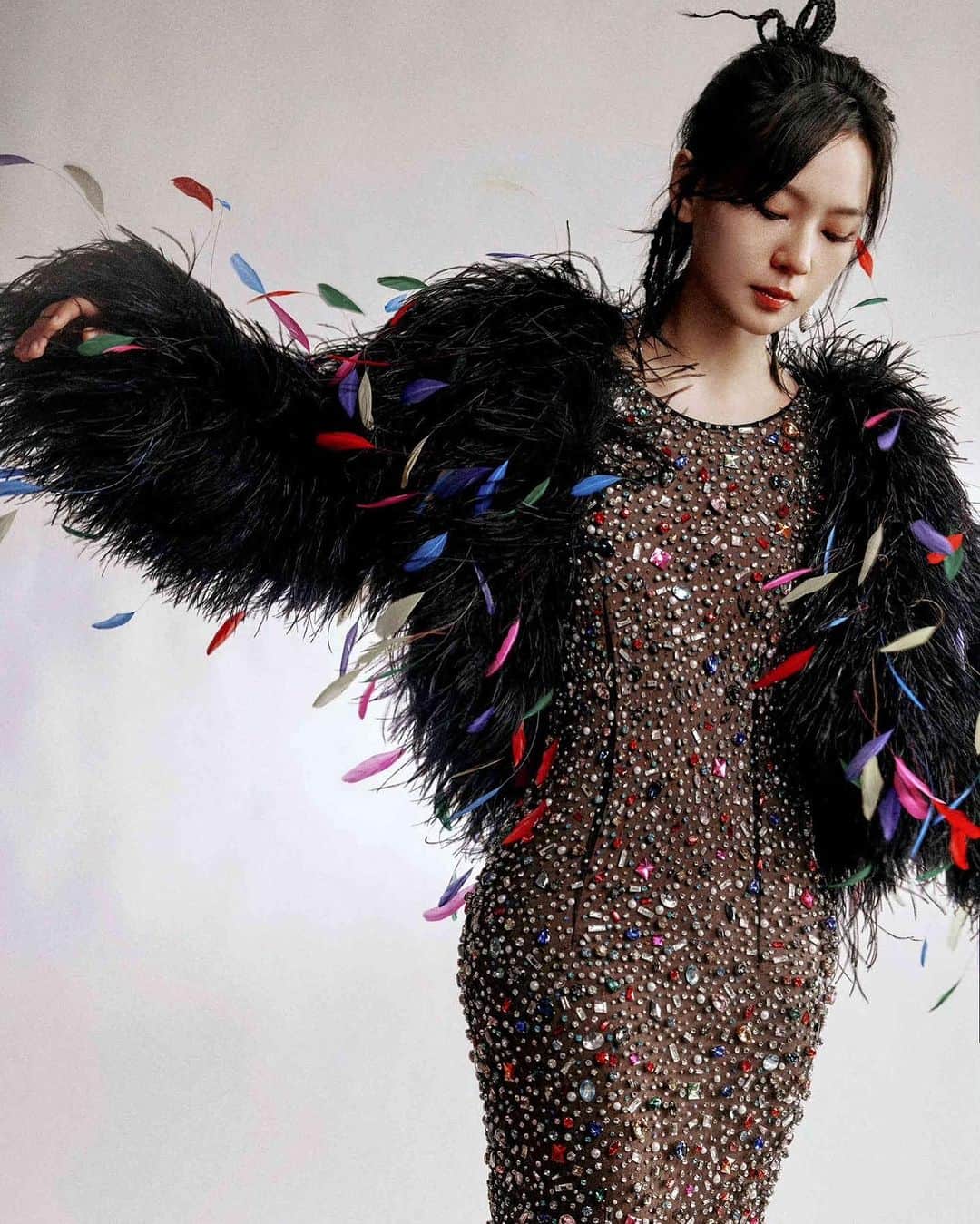 Moschinoのインスタグラム：「Birds of a feather shine forever. @smilelikeachild wears an embellished #Moschino jacket and transparent beaded gown to the Weibo Music Awards.   Stylist @lucialiustylist  Executive stylist #JingjingHao  #BibiZhou #WeiboMusicAwards #MoschinoMuses」