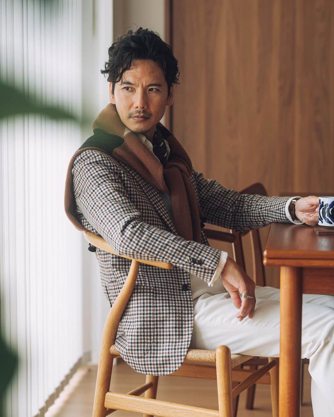 のインスタグラム：「"MILA SCHON MILANO" Styling①⬅︎⬅︎⬅︎swipe left  寛げる時間に、着心地の良さ、肌触りの良さ、素材の持つ柔らかい温もりを感じられるような装いをしていたいと思います。  10/8(日)より guji大阪さん(ハービスプラザ2F)にてミラ・ショーン ミラノのお取り扱いがスタート致します。 私も当日14時〜18時まで店頭におります。 関西の皆様、是非ご案内させて下さいませ。  皆様のご来店心よりお待ちしております！  Tap for Brands ・ ITEM Jacket： @milaschon_official  Shirt： @milaschon_official  Knit： @milaschon_official  Scarf： @milaschon_official  Trousers： @milaschon_official  Shoes： @enzobonafeshoes  Watch： @jaegerlecoultre 70's. ・ #milaschönmilano #jacketstyle #classicmenswear #gentlemen #follow #influence #bestoftheday #vintagewear #spezzatura #outfitmen #pr」