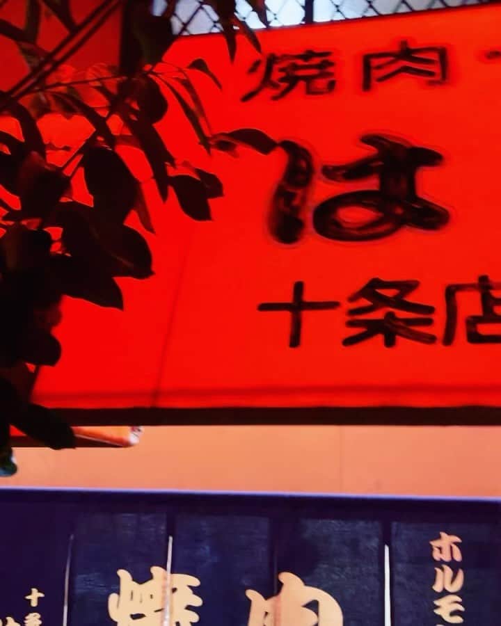 金村義明のインスタグラム：「一から明日もゴルフ⛳️なんで早めに解散 広ちゃんと帰りがけ、焼肉はやしへ！ まだ満員の煙もうもうの店内入って、初めてカウンターで広ちゃんと2人でまたまた飲んで食べて、ダイエット中忘れてもたー最後は、東九条の古閑美保とパチリ」