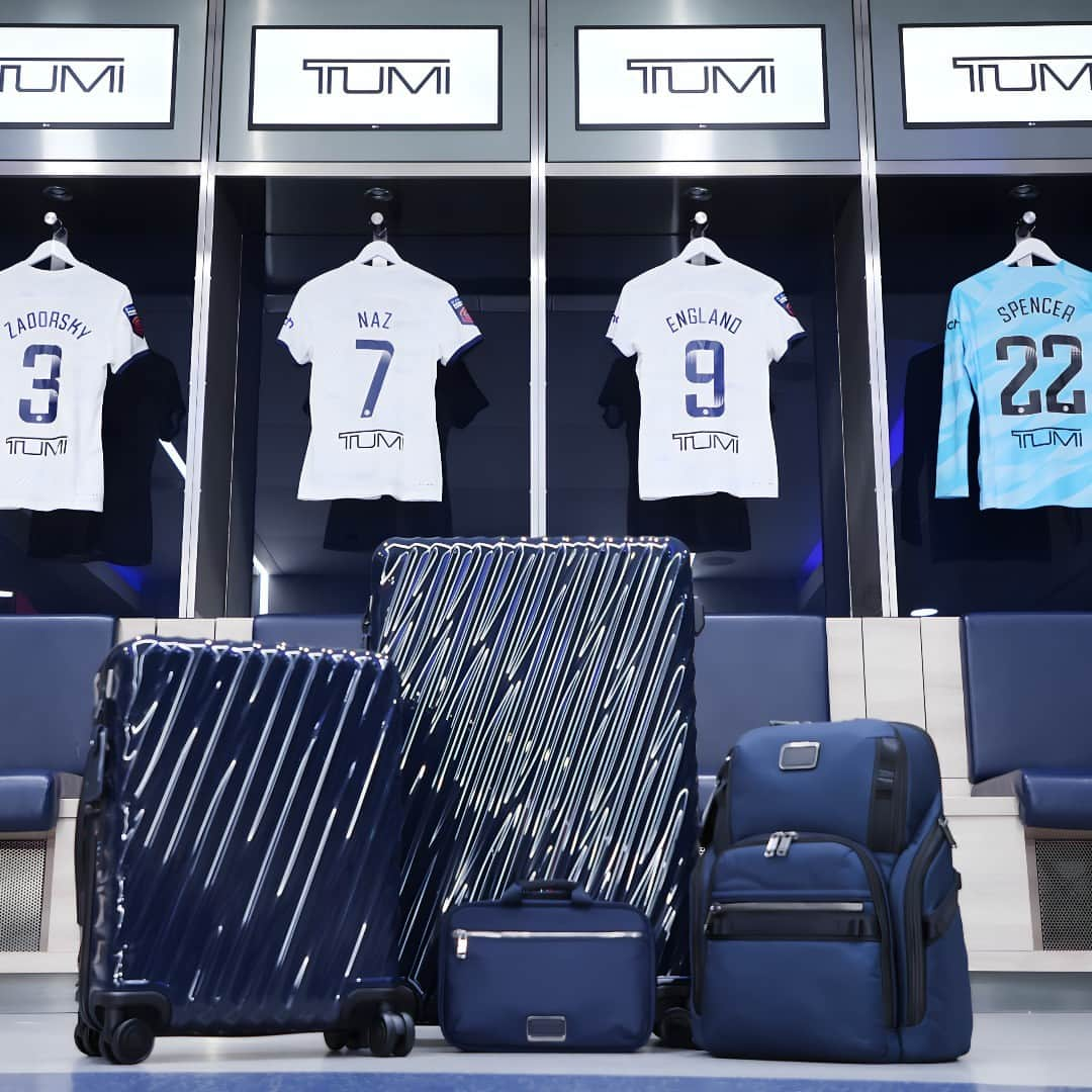 トゥミさんのインスタグラム写真 - (トゥミInstagram)「We proudly sponsor Tottenham Hotspur Women as their official luxury luggage partner. Catch the women’s team exclusively sporting the TUMI logo on the back of their game shirts – a first for the lifestyle brand. We will also outfit the Tottenham Hotspur players with items from some of our iconic collections throughout the 2023-2024 season.   Follow along on @tumitravel and @spurswomen social channels to see the players sporting their new team shirts during the first home game on Sunday October 8th.」10月6日 22時30分 - tumitravel