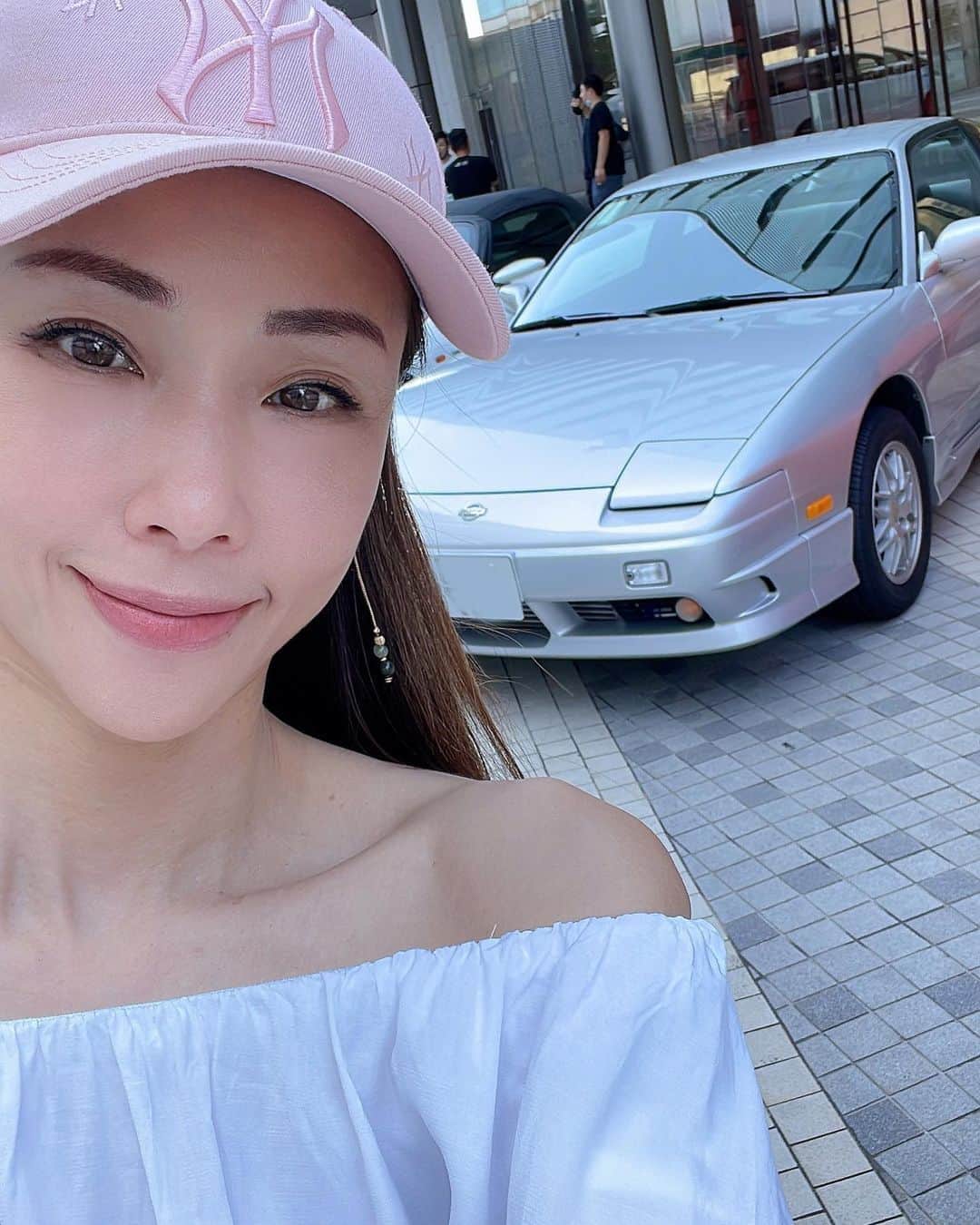 Nissanさんのインスタグラム写真 - (NissanInstagram)「Notice anything similar? Yes! They are both smiling because there's a Nissan by their side! Happy #WorldSmileDay 😊​  📸: @papimabele @deniseyeung888​  #Nissan #NissanXTrail #NissanSilvia #Smile #Smiles」10月6日 22時30分 - nissan
