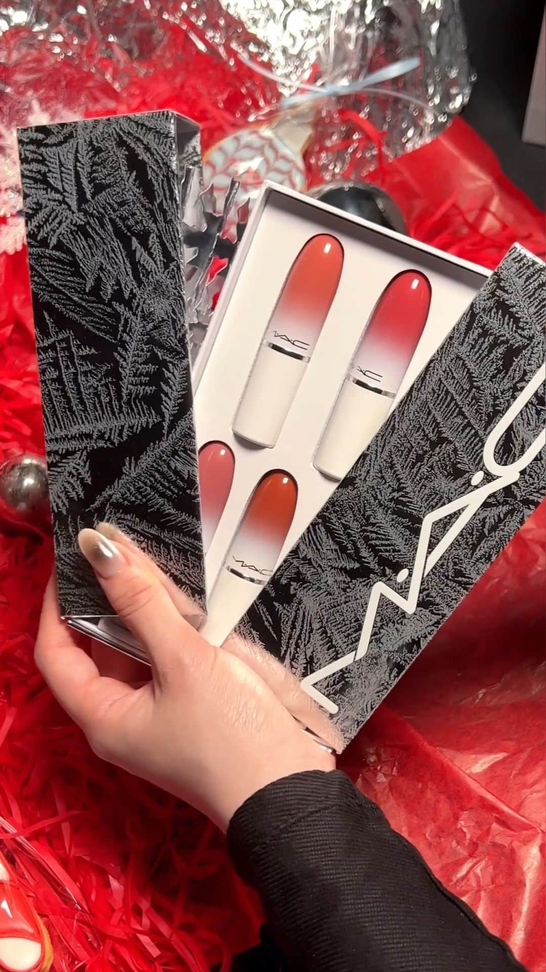 メイクアップアートコスメティックスのインスタグラム：「Glamour in a glide…TIMES FIVE 🖐✨! Swatch every icy holiday essential from the limited-edition Frostbitten Kiss Lustreglass Lipstick x 5: Best-Sellers:   ✨$ellout ✨Pigment Of Your Imagination ✨Syrup ✨Hug Me ✨Business Casual  #MACHoliday #MACBizarreBlizzardBash」