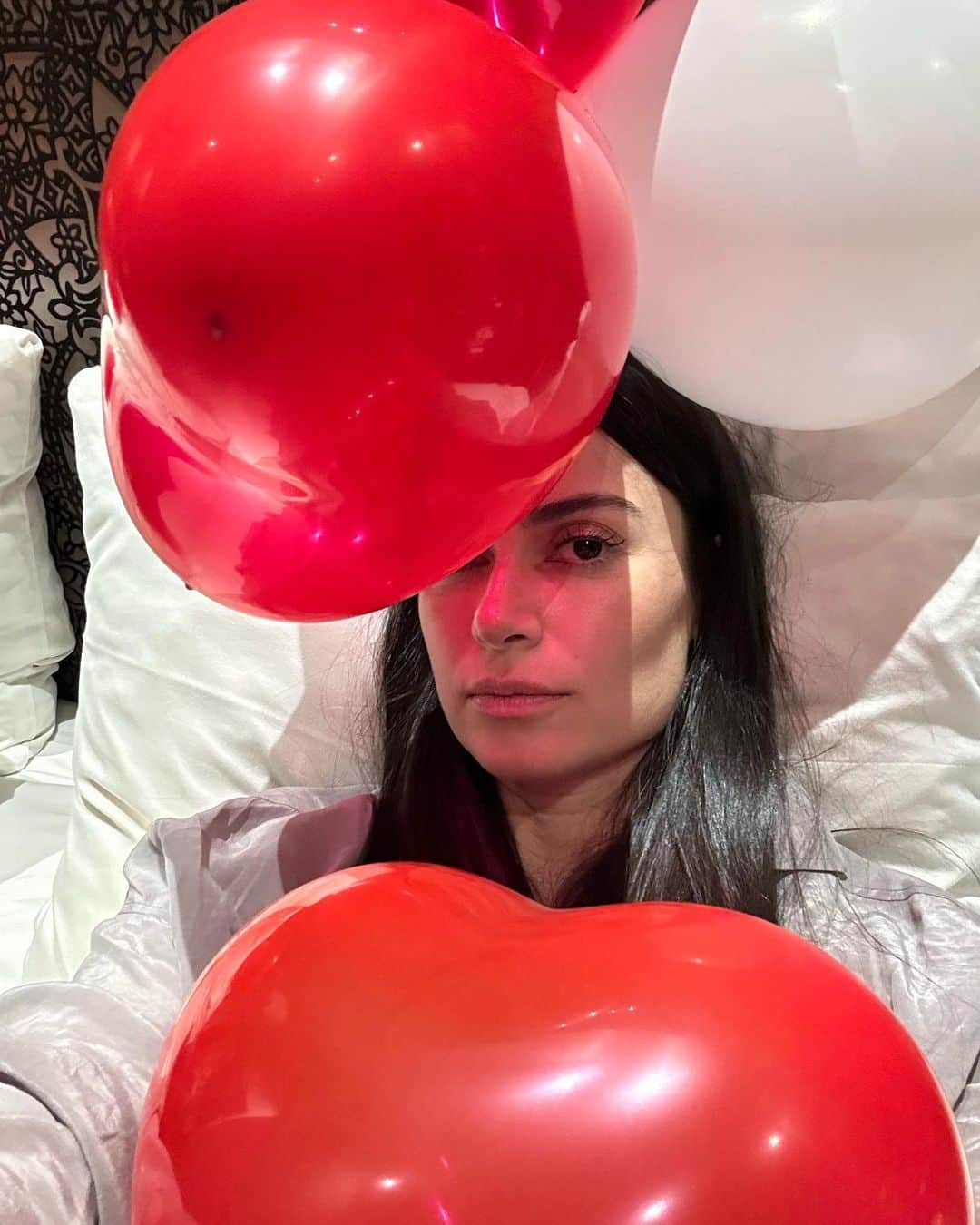 Thaila Ayalaさんのインスタグラム写真 - (Thaila AyalaInstagram)「4 anos de casamento e a gente escolheu passar assim no Tuschinski o cinema mais lindo do mundo c direito a jantarzinho e presentinho do Monstro!」10月6日 22時30分 - thailaayala