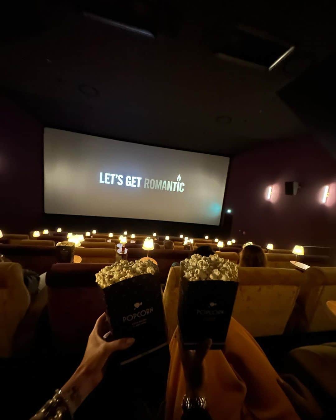 Thaila Ayalaさんのインスタグラム写真 - (Thaila AyalaInstagram)「4 anos de casamento e a gente escolheu passar assim no Tuschinski o cinema mais lindo do mundo c direito a jantarzinho e presentinho do Monstro!」10月6日 22時30分 - thailaayala