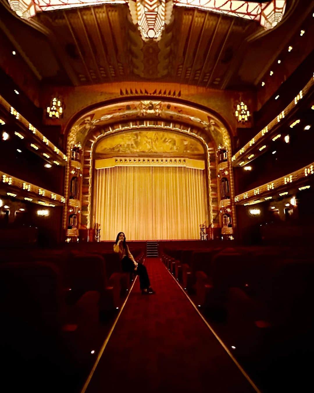 Thaila Ayalaさんのインスタグラム写真 - (Thaila AyalaInstagram)「4 anos de casamento e a gente escolheu passar assim no Tuschinski o cinema mais lindo do mundo c direito a jantarzinho e presentinho do Monstro!」10月6日 22時30分 - thailaayala