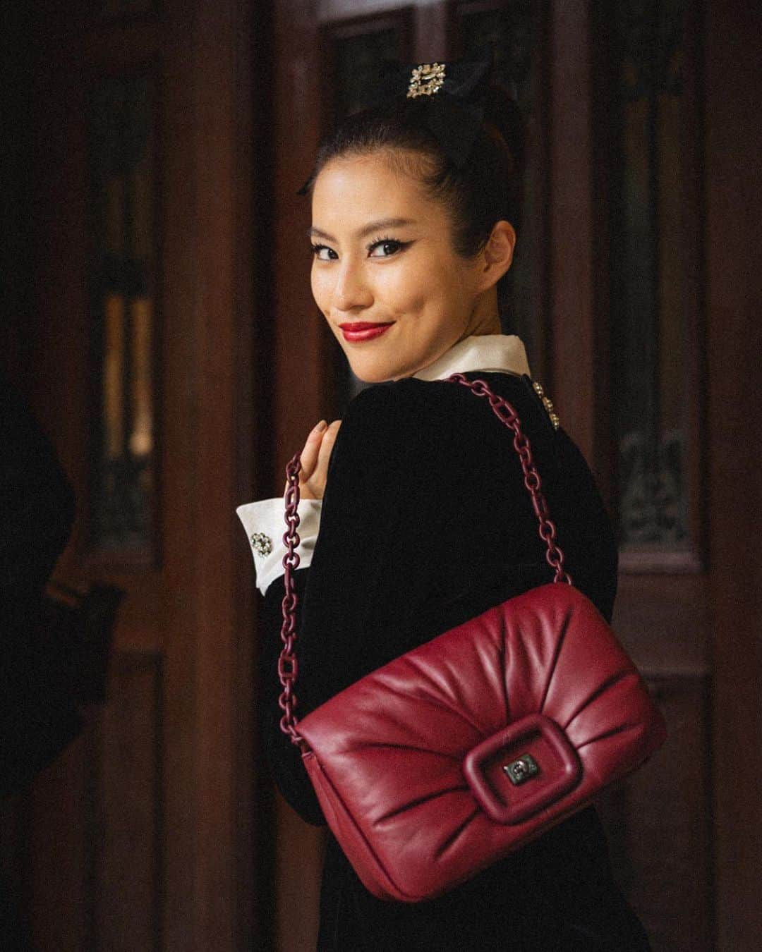 恒松祐里さんのインスタグラム写真 - (恒松祐里Instagram)「“Roger Vivier FW2023-24  Campaign to celebrate the launch of Viv' Choc Bag”  🧳 @rogervivier @gherardofelloni starring #sakitakaoka #yuritsunematsu #shuichironaito  #RogerVivier」10月6日 22時31分 - yuri_tune