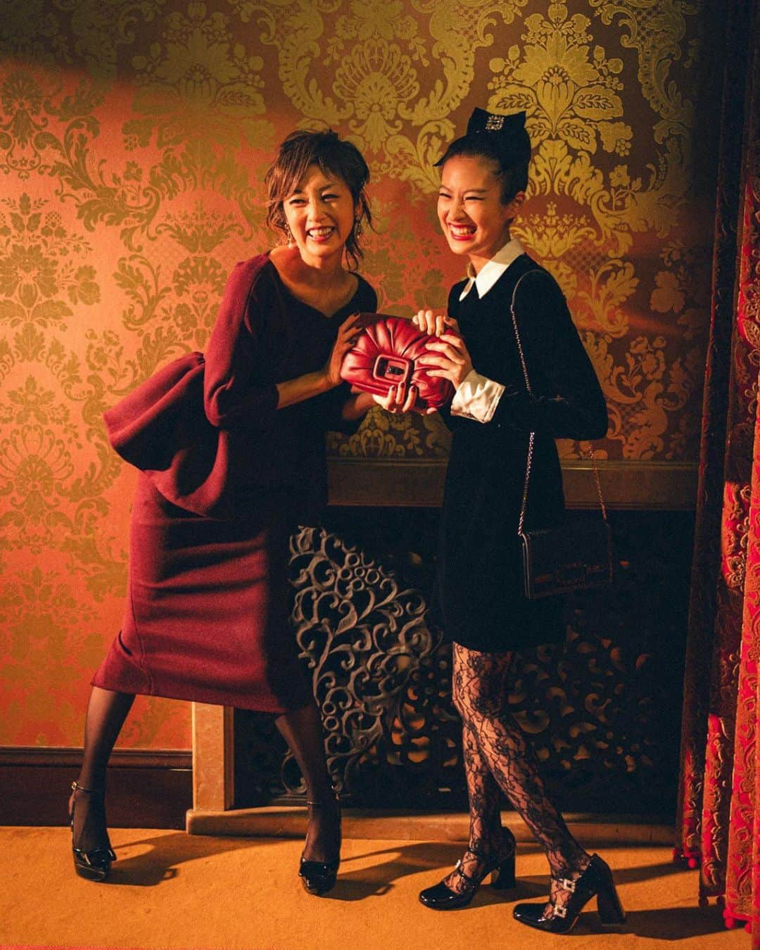 恒松祐里さんのインスタグラム写真 - (恒松祐里Instagram)「“Roger Vivier FW2023-24  Campaign to celebrate the launch of Viv' Choc Bag”  🧳 @rogervivier @gherardofelloni starring #sakitakaoka #yuritsunematsu #shuichironaito  #RogerVivier」10月6日 22時31分 - yuri_tune