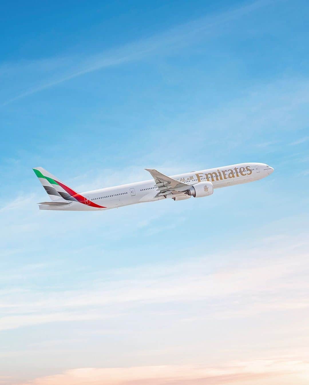 エミレーツ航空のインスタグラム：「Blue skies and endless horizons. ⛅️  #Emirates #FlyBetter」