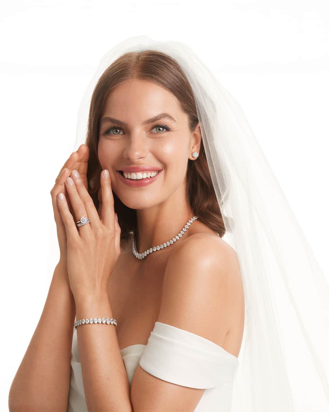 ハリー・ウィンストンのインスタグラム：「To fall in deep, everlasting love is a dream come true. Receiving a sparkling diamond engagement ring from Harry Winston only enhances the fairytale. Tap the link in bio to discover wedding and engagement jewels that will stand the test of time. #HarryWinston #BrilliantlyInLove」
