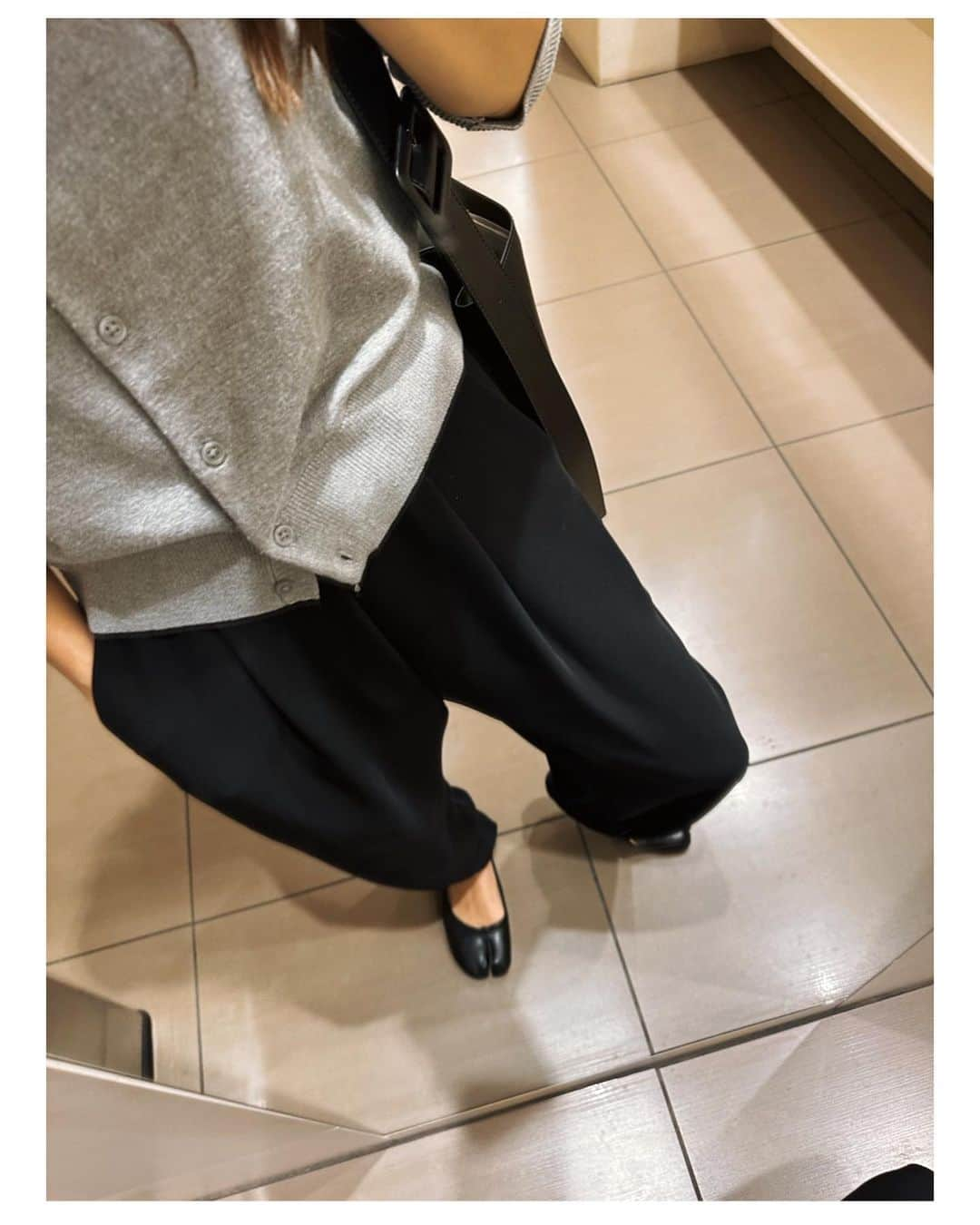 木口亜矢さんのインスタグラム写真 - (木口亜矢Instagram)「New Dressy chef pants  本日は打ち合わせ。 A4サイズが入るこのbagは 打ち合わせにかかせない愛用品でございます。 そして新作のシェフパンを履いてます。  もうね、楽〜 とろんとしたとろみあるパンツの風合いが良き♡ Anneのアイテム、 とくにボトムスは 絶対トリコになるから 騙されたと思って履いてみて♡ ハマるはず💋  tops  @hm  pants  @anne__jp  #本日のコーデ#パンツコーデ#パンツスタイル#働くママ #女の子ママ #エイチアンドエム」10月6日 22時32分 - ayakiguchi