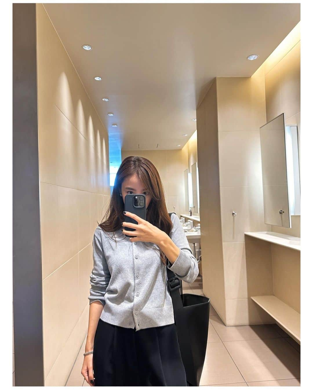 木口亜矢のインスタグラム：「New Dressy chef pants  本日は打ち合わせ。 A4サイズが入るこのbagは 打ち合わせにかかせない愛用品でございます。 そして新作のシェフパンを履いてます。  もうね、楽〜 とろんとしたとろみあるパンツの風合いが良き♡ Anneのアイテム、 とくにボトムスは 絶対トリコになるから 騙されたと思って履いてみて♡ ハマるはず💋  tops  @hm  pants  @anne__jp  #本日のコーデ#パンツコーデ#パンツスタイル#働くママ #女の子ママ #エイチアンドエム」