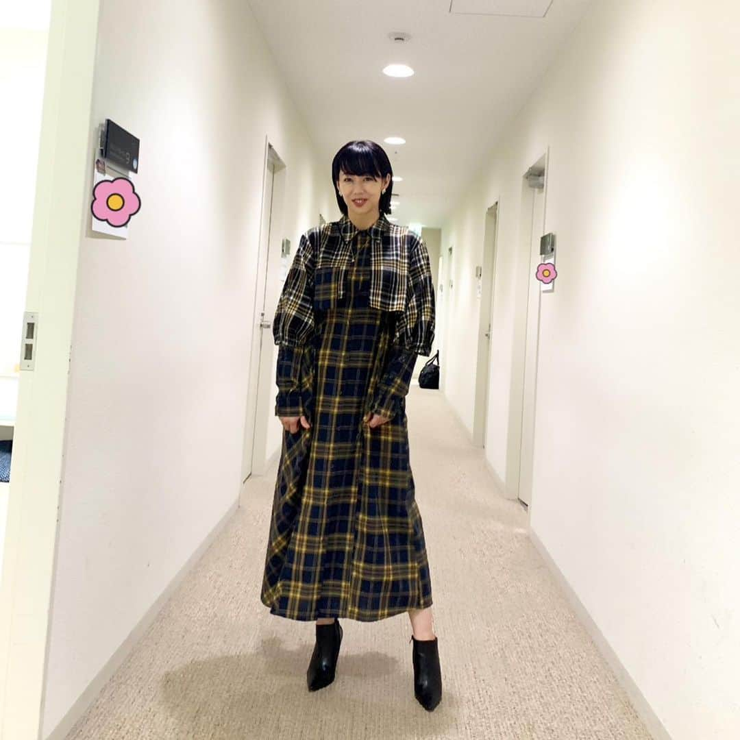 井上和香さんのインスタグラム写真 - (井上和香Instagram)「. 今日の「よじごじdays」で着た衣裳✨✨  👗 @aulaaila_press  @aulaaila_official   💍 @naturali_jewelry   明日から三連休！ 皆さんは何するのかな？ 私はトレーニングで痛めた背中と首が痛くて整体に行こうと思ってます😭💦 私起きたら良くなってますように✨  #今日もお疲れさま #よじごじdays」10月6日 22時33分 - inoue_waka