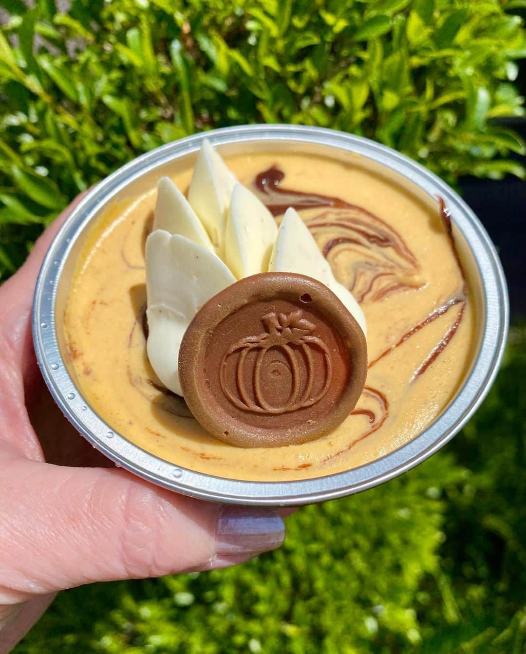 Walt Disney Worldさんのインスタグラム写真 - (Walt Disney WorldInstagram)「Fall flavor favs can be found all around #WaltDisneyWorld this Halloween season! 🎃 Tag a friend and if they don't respond in 13 minutes they owe you a spooky treat! (📸: @lisafollowingthemagic & @thfc123uk)」10月6日 22時35分 - waltdisneyworld