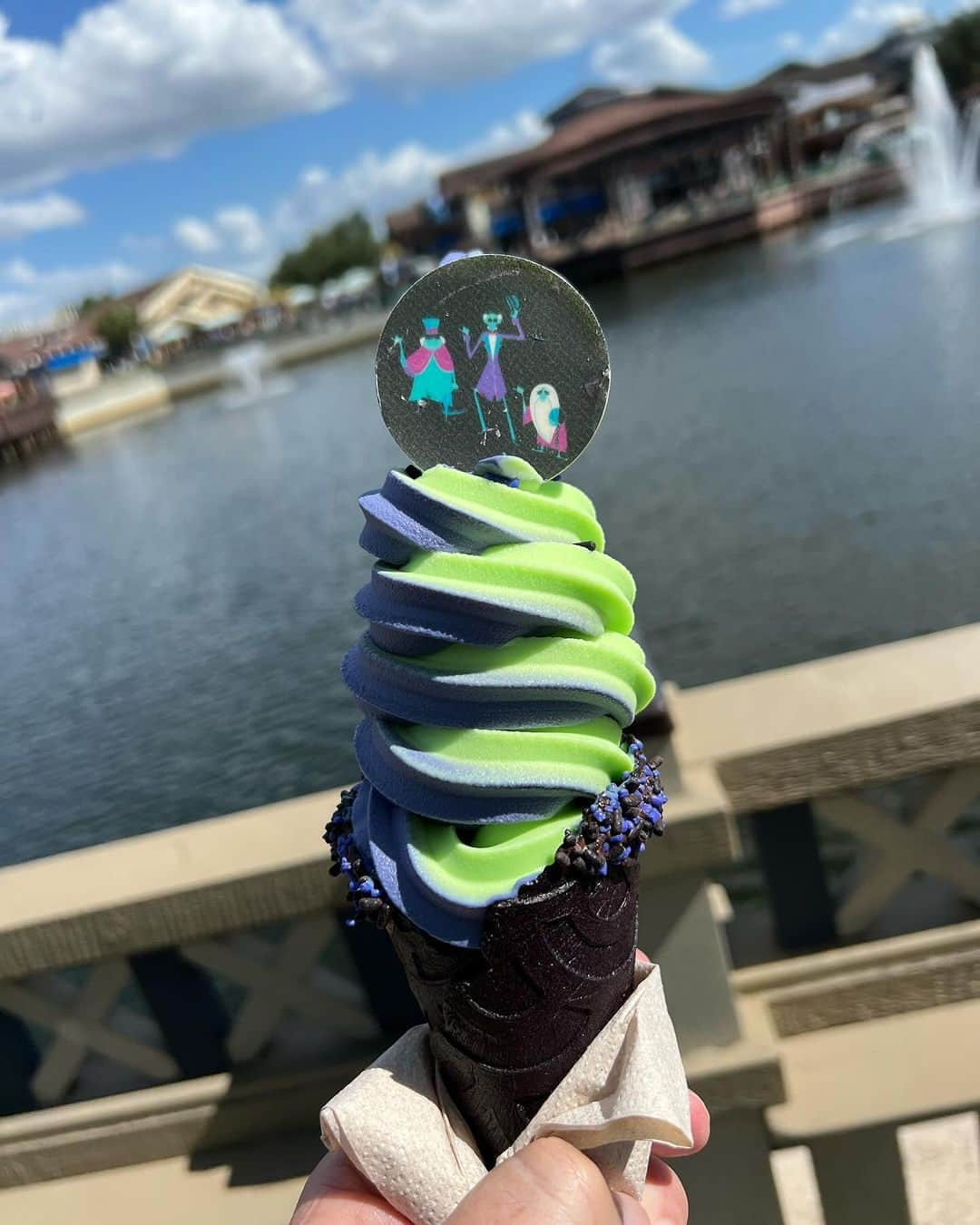 Walt Disney Worldさんのインスタグラム写真 - (Walt Disney WorldInstagram)「Fall flavor favs can be found all around #WaltDisneyWorld this Halloween season! 🎃 Tag a friend and if they don't respond in 13 minutes they owe you a spooky treat! (📸: @lisafollowingthemagic & @thfc123uk)」10月6日 22時35分 - waltdisneyworld