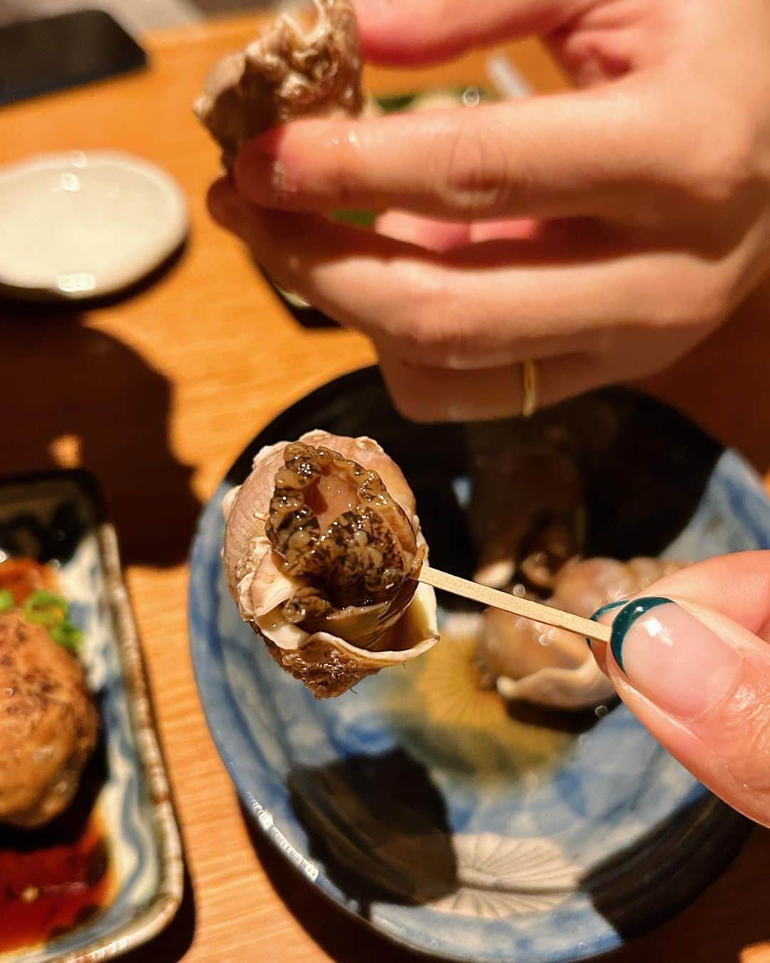 上野智子さんのインスタグラム写真 - (上野智子Instagram)「家族で下北デートした日。 娘はPoloだけど私は上下GU🤣♡  お蕎麦屋さんの一品料理たち、美味しかったな〜 最近出来たのかな、抹茶アイスの専門店？も好みでした♡  #下北デート #GUコーデ #0歳児ママ」10月6日 22時35分 - tomokoueno