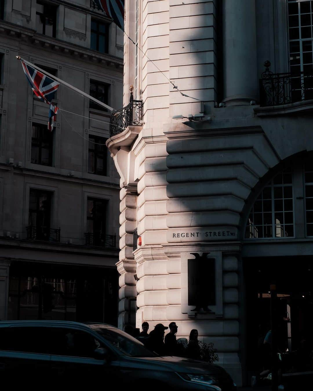 Fujifilm UKのインスタグラム：「"As I looked across a busy Regent Street, I was immediately drawn to this high contrast scene. At the top, the harsh light hit the large building blocks. In contrast to the crowds below covered in deep sharp shadows.  "I took my time and made a few test shots to get the best exposure and then waited for the most interesting shapes to step into the frame."  📸: FUJIFILM X-Photographer @mrwhisper  #FUJIFILMXT5 XF35mmF1.4 R f/10, ISO 160, 1/250 sec.」