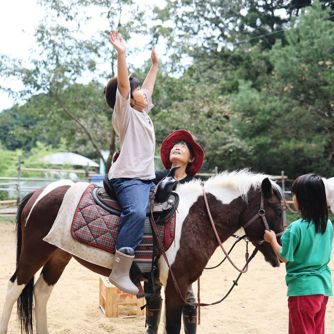 きなこさんのインスタグラム写真 - (きなこInstagram)「自然の中で馬とたっぷりふれあえる「ぱかぽこひろば」へ。大阪茨木市の山の中にある小さな牧場🐴  馬への接し方についてしっかりレクチャーしてもらえて、エサやりもエサを用意するところからさせてもらえる。ブラッシングや掃除まで。引き馬や山の中を歩く乗馬もさせてもらいました。ここまで馬のお世話を体験させてもらえる場所はなかなかないので、やりたかったこと、好きなことが全部できて、息子にとって最高の場所でした✨  オーナーさんがとてもとても素敵な方で、息子のペースを大切にしてくれて、何でもチャレンジさせてくれて、あまりの居心地の良さに"このまま泊まりたい！""毎日来たい！"と言いながら真っ暗になるまでずっと作業をお手伝いさせてもらって楽しんでいました👦  お客さんは幼児さんから小学生くらいまでが多いそう。乗馬は主に子どもだけど、馬との関わりは親子で一緒に体験できます。生き物＆自然好きキッズなら大満足に楽しめる場所ですよ☺️🌿  ▶︎電話での事前予約が必要です！  #ぱかぽこひろば #牧場 #乗馬 #きなこのおでかけきろく #こどもとおでかけ #小学生 #小学生男子 #育児 #子育て #こどもと暮らす」10月6日 22時43分 - kinako_710