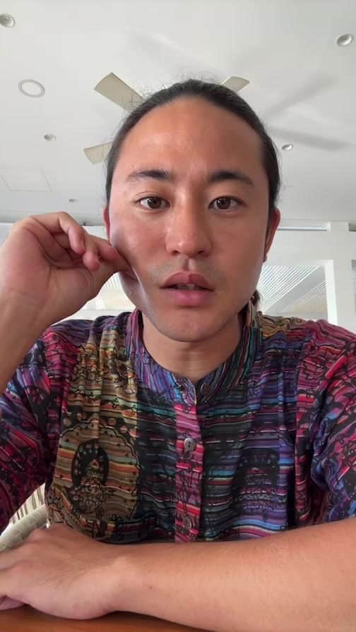 西澤良磨のインスタグラム：「【どうやったらパーマネントトラベラーになれるか】 【How to be a permanent traveler】 ⁡ 世界を子連れ犬連れ旅するパーマネントトラベラーのRYOMAです！ I’m RYOMA - a permanent traveler who travels the world with kids and a dog. ⁡ パーマネントトラベラーにどうやったらなれるのかってのは超シンプルなんだぞって話！ I just talked about how to be a permanent traveler, but this live talk was about how simple to be a permanent traveler! ⁡ ⁡ 【家族で暮らすように旅をして約5年】 ⁡ 結婚しても、子供ができても、犬がいても ⁡ 世界中にセカンドホームと思える場所を たくさん作りたいと思って始めた パーマネントトラベラーという生き方 ⁡ 20歳の時に母が100万人に1人のガン 余命1年と宣告され ⁡ 「後悔のない人生を全力で生きる」と決めて ⁡ 生き続けてきた結果はプロフィールへ ⁡ ⁡ #パーマネントトラベラー #生き方 #セカンドホーム #後悔のない人生 #家族 #世界を旅する #子連れ #犬連れ #海外生活  #連続起業家 #海外起業家」