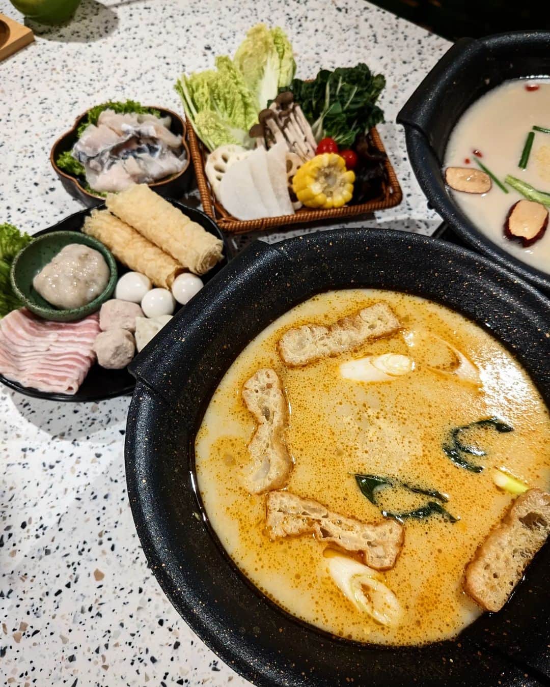 Li Tian の雑貨屋さんのインスタグラム写真 - (Li Tian の雑貨屋Instagram)「the game has changed, completely.  revisited @fufupot recently and found out that it nows offer fully customized hotpots where u can choose ur broth, meats, veggies etc.   But it's not exactly item by item. U choose the ingredients by platters, i.e. Singapore, Korean, Japanese, Atlantis - all complied based on regional favourites. Besides hotpots, there's also hot mains such as Smoked Duck Garlic Fried Rice with Tobiko and side dishes like the cheese balls. Despite the changes, the food standards are still consistent and definitely still a to-go place for individual hotpots.   #sghotpot #singapore #hotpots #fufupot #sgfoodie #sgblog #sgeatout #sgfood」10月6日 22時45分 - dairyandcream