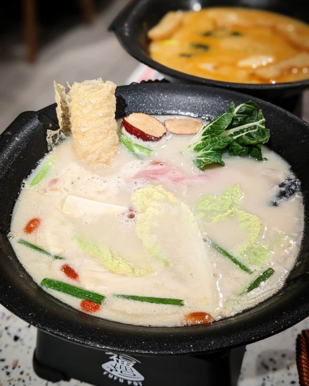 Li Tian の雑貨屋のインスタグラム：「the game has changed, completely.  revisited @fufupot recently and found out that it nows offer fully customized hotpots where u can choose ur broth, meats, veggies etc.   But it's not exactly item by item. U choose the ingredients by platters, i.e. Singapore, Korean, Japanese, Atlantis - all complied based on regional favourites. Besides hotpots, there's also hot mains such as Smoked Duck Garlic Fried Rice with Tobiko and side dishes like the cheese balls. Despite the changes, the food standards are still consistent and definitely still a to-go place for individual hotpots.   #sghotpot #singapore #hotpots #fufupot #sgfoodie #sgblog #sgeatout #sgfood」