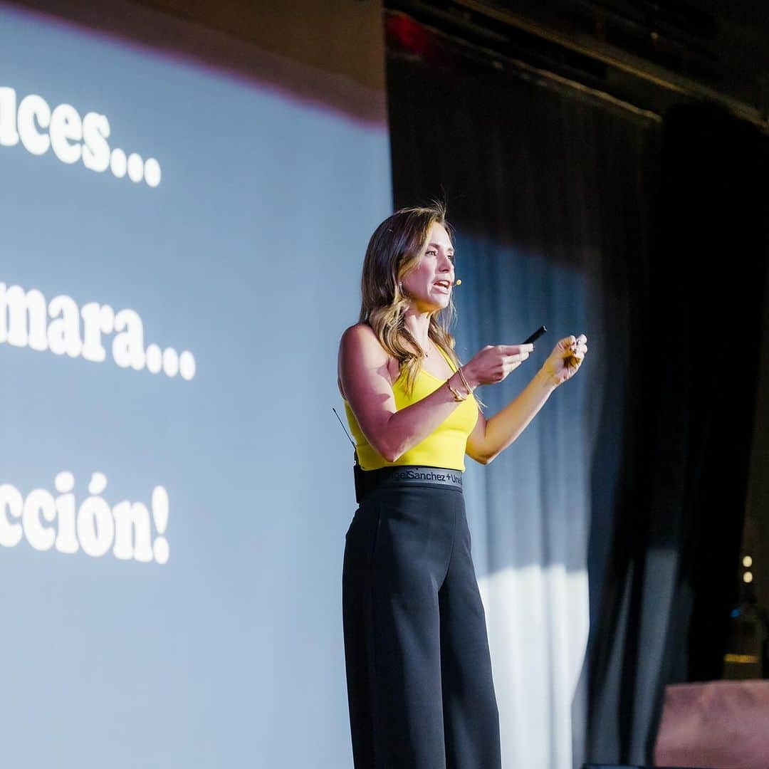 Erika De La Vegaのインスタグラム：「Ayer presentando “Cambio y Fuera” en Weston a beneficio de la Fundación @fundacioncarlitosjimenez.   ¡Noche epectaculá! Gracias por venir.  Nos vemos pronto en Canadá 🇨🇦  28 de Octubre en Toronto y  29 de Octubre en Montreal.   Tickets en ErikadelaVega.com  @unedited.xyz 🖤 @starlitdesigns   Fotos @fotocaptura」