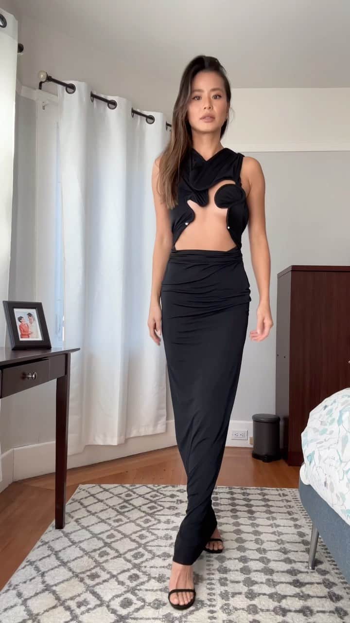 ジェイミー・チャンのインスタグラム：「GRWM in San Francisco for a very special banquet. Yes, I’m staying at my mom’s. And she will most definitely be waiting up for me.   Dress @christopher_esber  Shoes @jimmychoo.」