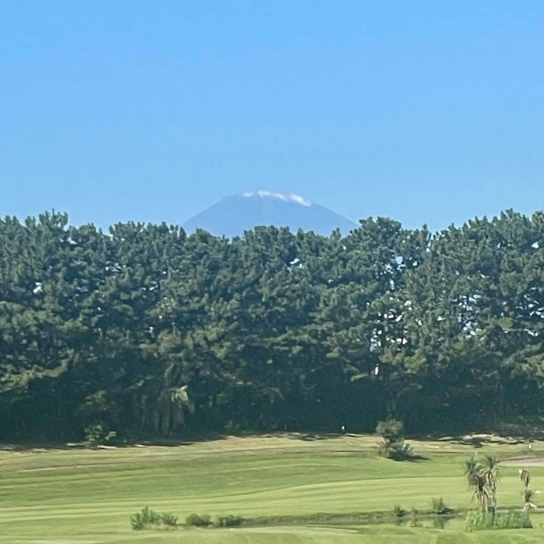 吉永愛さんのインスタグラム写真 - (吉永愛Instagram)「2ヶ月半振りのゴルフ⛳️ ゴルフ日和でお天気は最高だったんだけど… 2枚目の富士山🗻の写真をスタート待ってる間に撮ってストーリー流してから。。携帯📱が行方不明に😭ハーフ上がってもないし…カラス🐦‍⬛かな〜とか。 で、結局…富士山🗻撮ってる間にカートが動いてて 違うカートに携帯📱を乗せちゃったわけ🤣 スタッフさん、探しに行ってくれたし、ホントご迷惑をおかけして、すみませんでした🙏 そして、本当にありがとうございました😭カラス🐦‍⬛さんのせいにしてごめんなさいw🐦‍⬛ こんな日でした⛳️だから嬉しそうに携帯持ってますww いい季節になって来たので、また来ます！ ゴルフの方は、、グリーン周りのバンカーにまたもややられました🤣🤣🤣 #湘南シーサイドカントリー倶楽部  @callawaygolf_japan  @newbalancegolf_japan  #newbalance  #2ヶ月半ぶり  #ゴルフ #ゴルフ女子  #callawaygolf  #epic  #golf #vg_fashion」10月7日 9時42分 - a.i.yy