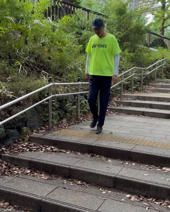 金石昭人のインスタグラム：「カネやん散歩🚶  おはよーさーん👋  今日も歩くよー🚶🚶🚶  今日の主役は『うろこ雲』  秋だねー🍂  どや  #カネやん散歩 #おはよー #うろこ雲 #元気でいくよー #どや」