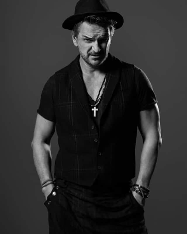 リカルド・アルホナのインスタグラム：「Nadie, nadie, nadie, tiene la más mínima idea de lo mucho que sufro cuando me toca tomarme  fotos. Es por eso que a lo largo de mi carrera podría decir que tuve solamente dos fotógrafos, por un asunto de calidad claro,  pero sobre todo por un mero asunto de confianza . Los dos se llaman igual que yo. Yo iba a la escuela de fotografía, al segundo Ricardo , que aparece en estos vídeos lo conocí en esa escuela. En esa época, me dio por hacer estudios completos de fotografía de tiendas de barrio en México,  que nunca llegué a exponer.  Hice otro trabajo extenso de fotografía de rostros en La India, que sigo teniendo como un tesoro sin enseñarlo a nadie , llegué a tener cuarto oscuro y a revelar mis propias  fotos. Me dediqué a la fotografía apasionadamente  hasta que como siempre me di cuenta que mis pasiones empezaban  a afectar mi pasión mayor y  más grande , que fue y es,  escribir canciones. Entonces dejé la fotografía, aquí con el segundo de los Ricardos, Ricardo Calderon , quien me ha tenido que aguantar casi 20 años, creo que lo primero que hicimos fue la portada aquella de ADENTRO y claro las de Blanco y Negro también.  Además, vídeos como Acompáñame  a estar solo y varios más. A veces vuelvo a la fotografía con el  miedo de que me vuelva a capturar.  Dicho sea de paso, y en un inmenso cambio de tema, les cuento que estoy mejor, que no ha sido fácil, pero la gran noticia es que esto de quedarme quieto fue casi un mensaje divino para obligarme así como lo hice con  la fotografía , a curarme de la pasión de los en vivo para volver a escribir canciones y hacerlo más que nunca. Entre pasiones y fotografía , las musas  están llegando a visitarme.」