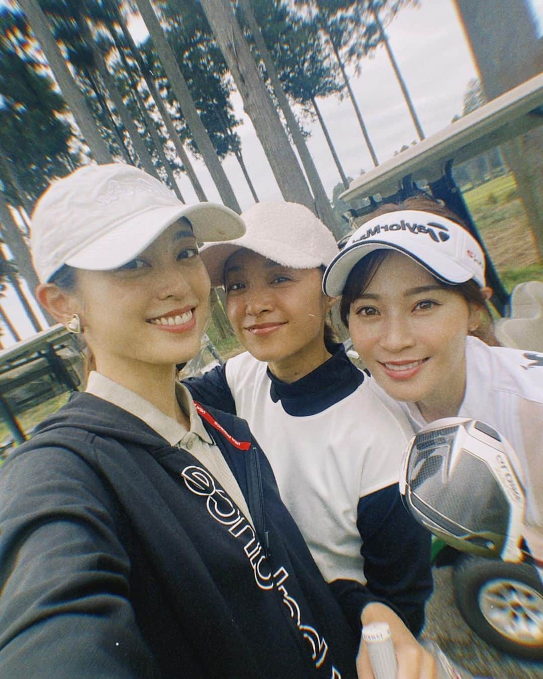 竹村真琴のインスタグラム：「* 秋のゴルフ会⛳️❤️🏌️‍♀️ みーちゃんと滝ちゃん👩🏻‍❤️‍👩🏻 好きな人達とゴルフするのって楽しい😄🏌️‍♀️ スポーツの秋きたー٩(^‿^)۶ . . . #ゴルフ女子 #ゴルフ女子コーデ #女子プロゴルファー #プロゴルファー #jlpga #東京クラシック #東京クラシッククラブ #秋ゴルフ #スポーツの秋 #食欲の秋 #興和 #バンテリン #コーワ #チップワンストップ #豆蔵 #情報技術開発 #テーラーメイド #taylormade #ルコックゴルフ #resume #リジューム #コアフォース」