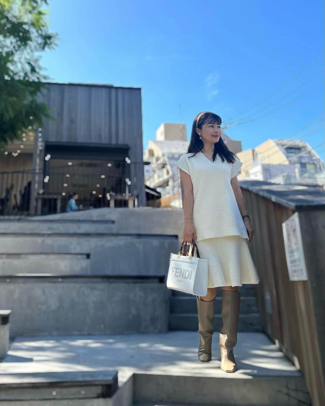 國分晴奈さんのインスタグラム写真 - (國分晴奈Instagram)「❤︎ 今年もロングブーツ始めました👢  やっと秋らしくなってきて嬉しい🍂  こちらのbagはイタリアの @nugnes1920 でかなり お得に購入できたFENDIのbag。  こちらはオンラインでも注文出来て HARUNA20 とクーポンコードを記入頂けると 20%オフで購入頂けます🇮🇹  setup  @fray_id  bag  @fendi  @nugnes1920  boots @milaowen_official   #秋コーデ #ホワイトコーデ#アラフィフコーデ #アラフィフファッション #大人可愛いコーデ #大人女子コーデ」10月7日 8時09分 - haruna.kokubun