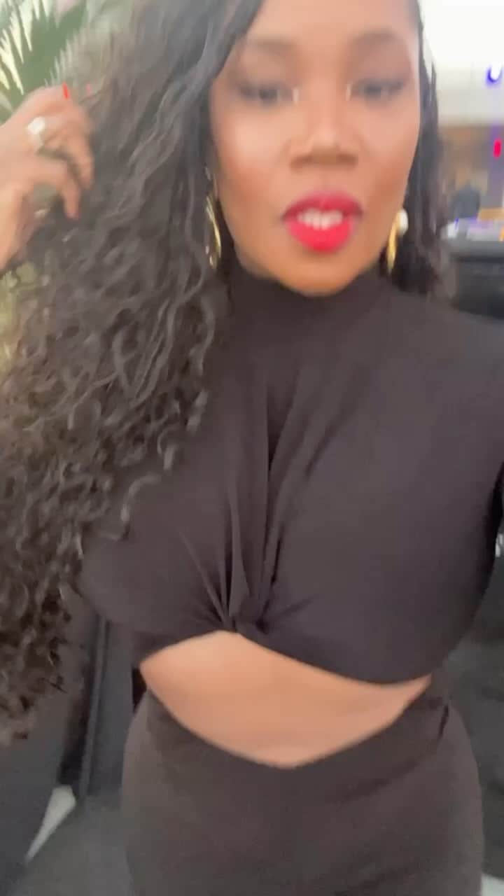 Kissのインスタグラム：「Hey hey y’all, happy Friday!! ✨ This past week has was more insane than usual with a bunch of DJ gigs and hosting bicoastal birthday parties for @djmos in LA and NYC. I know I’ve been a little AWOL on IG but believe me IRL I’ve been AROUND, word to CeeLo! 😅 Have a great weekend everyone!」
