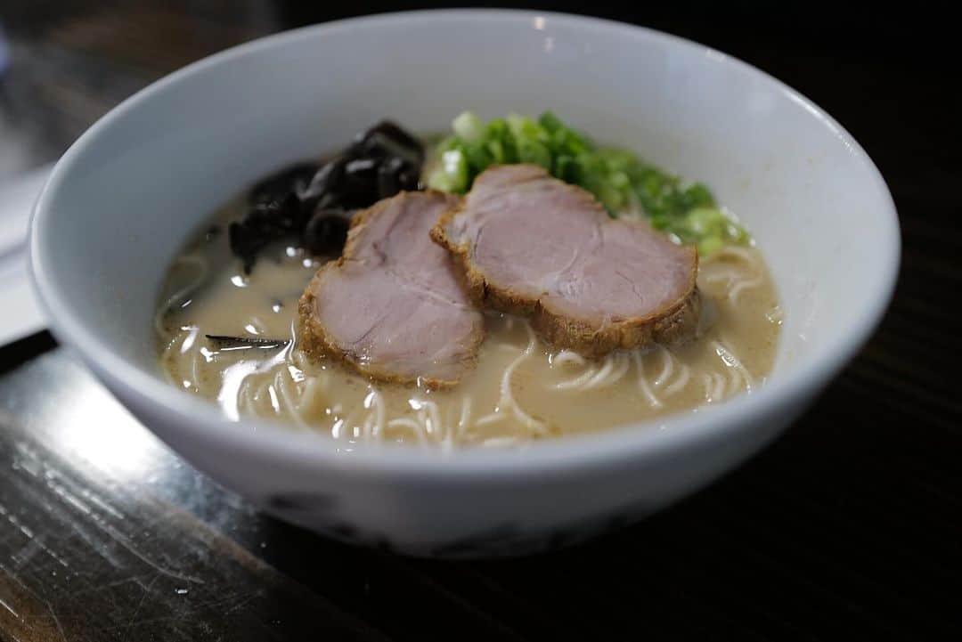 のインスタグラム：「Super delicious ramen, why don't you come to Las Vegas to try it?#秀ちゃんラーメン#初代秀ちゃん#博多だるま#だるまラーメン#吉塚だるま#箱崎だるま#扇屋#福岡#博多#豚骨#麺スタグラム#hidechanramen#daruma#michelin#bibgourmand#yelp#no1#tottoramen#thekashiwaramen#vattenramen#sakuraramen#하카타 #후쿠오카 #맛집 #라면 #관광 #맛있는 #돼지뼈라면 #미슐랭#명태자」