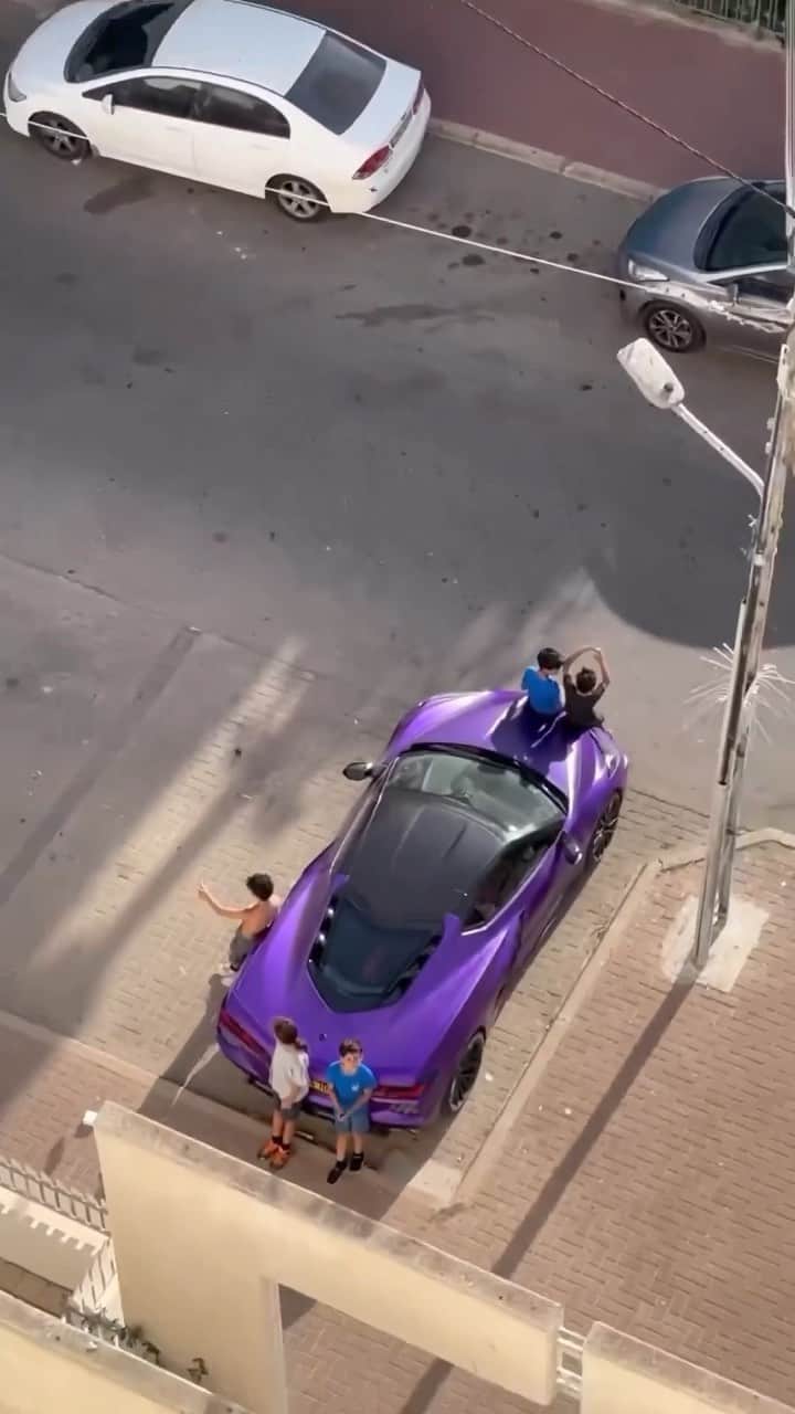 The Luxury Lifestyle Magazineのインスタグラム：「That’s one way to get them off your car 😅  Video: @eidan_sanker」