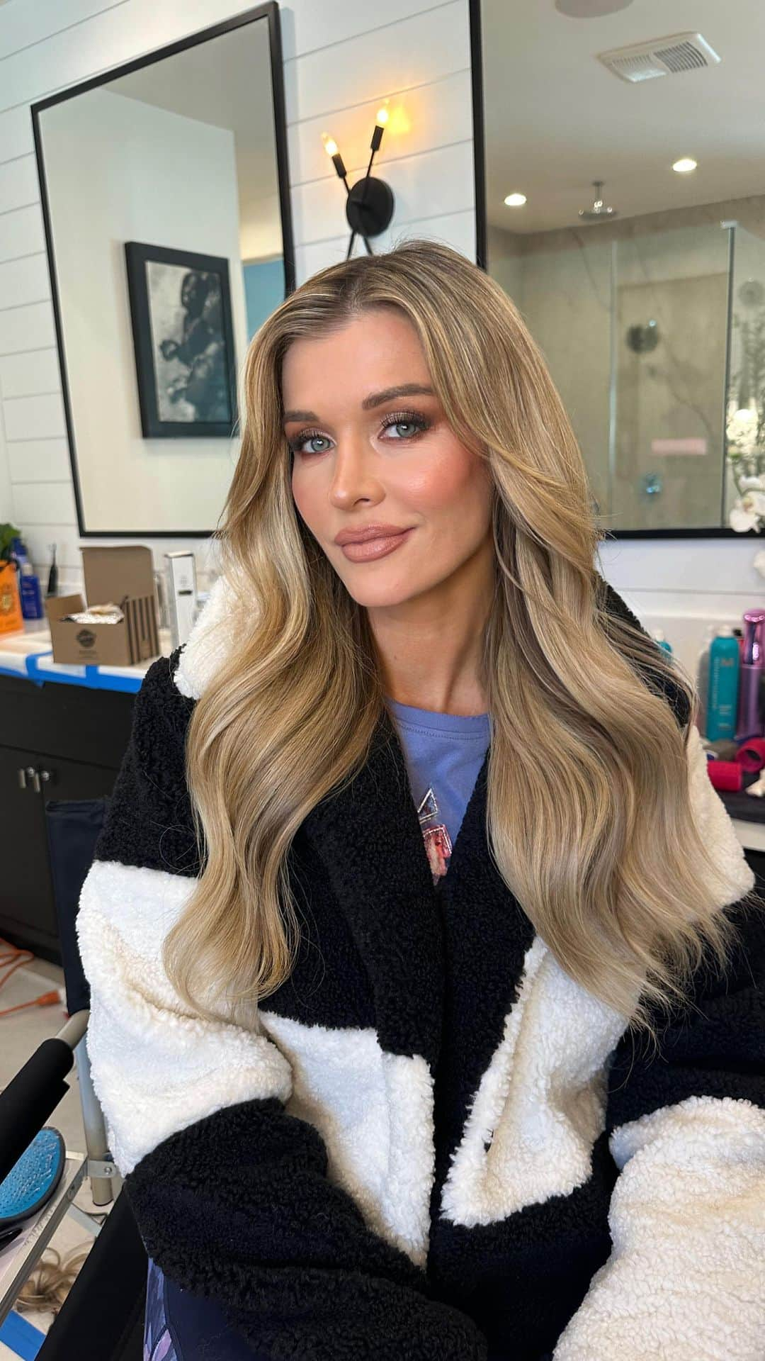 ジョアンナ・クルーパのインスタグラム：「Getting @joannakrupa ready for her @skechers campaign using @hiddencrownhair  MUA @glambypamelab」