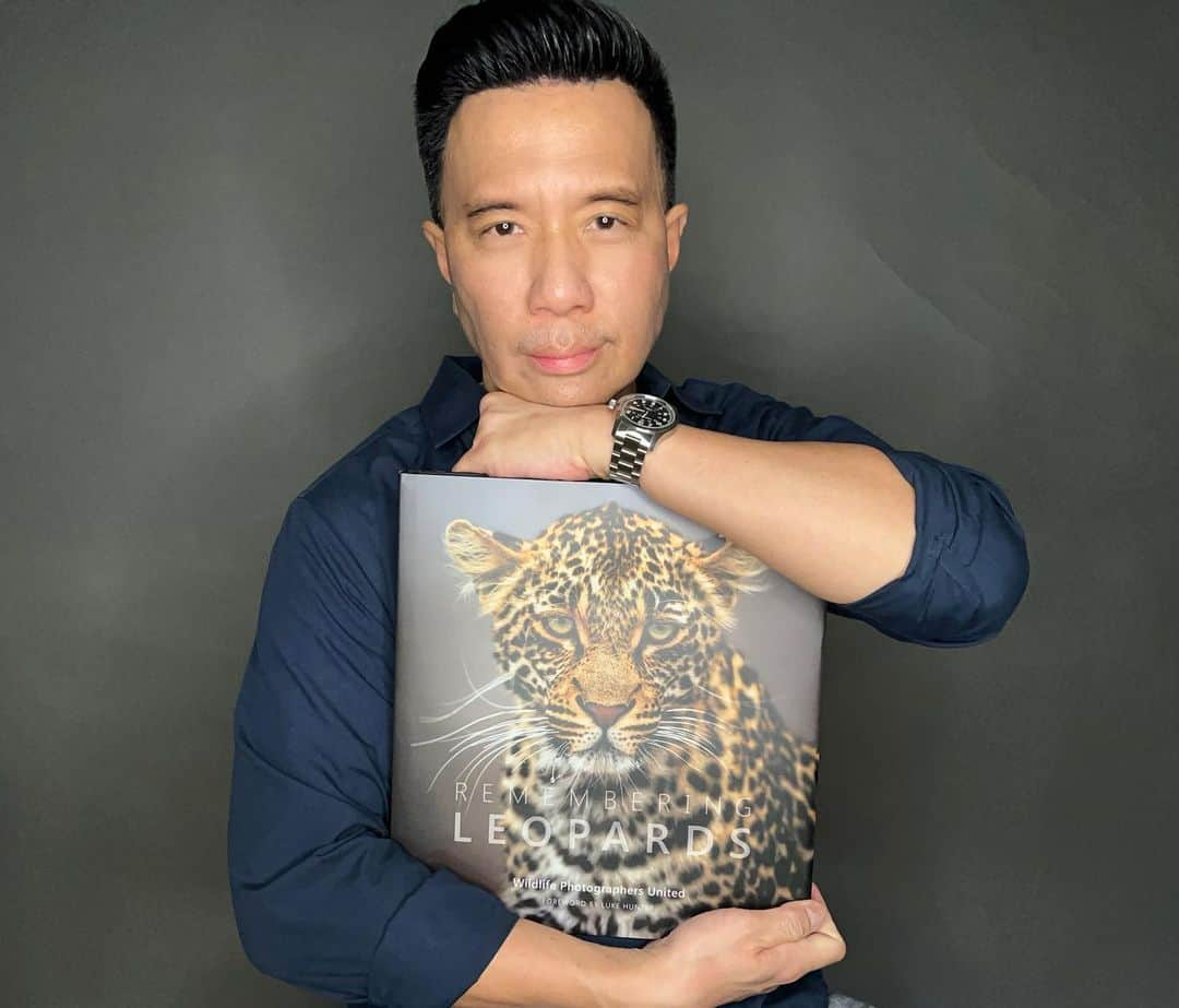 レジー・リーのインスタグラム：「It’s that time of year again to send some love to #rememberingwildlife .  Always so happy to help make this world a better place a little bit at a time. Especially now. Those who have never seen a leopard in natural surroundings have no conception of their grace and beauty. Unfortunately, our uncompromising way of living alongside them has left their survival hanging in the balance. When you look upon the glorious cats captured on the pages of this book, REMEMBERING LEOPARDS, be assured it is not too late to save them. Buying this book helps. The profits go to vetted organizations working to conserve them in the wild. Reposting this helps too. By raising awareness, we can be part of supporting and ensuring their ongoing existence. You can order your copy of Remembering Leopards at @rememberingwildlife or go to the link in my bio - knowing 100% of all profits go directly to protecting Leopards #RememberingLeopards」