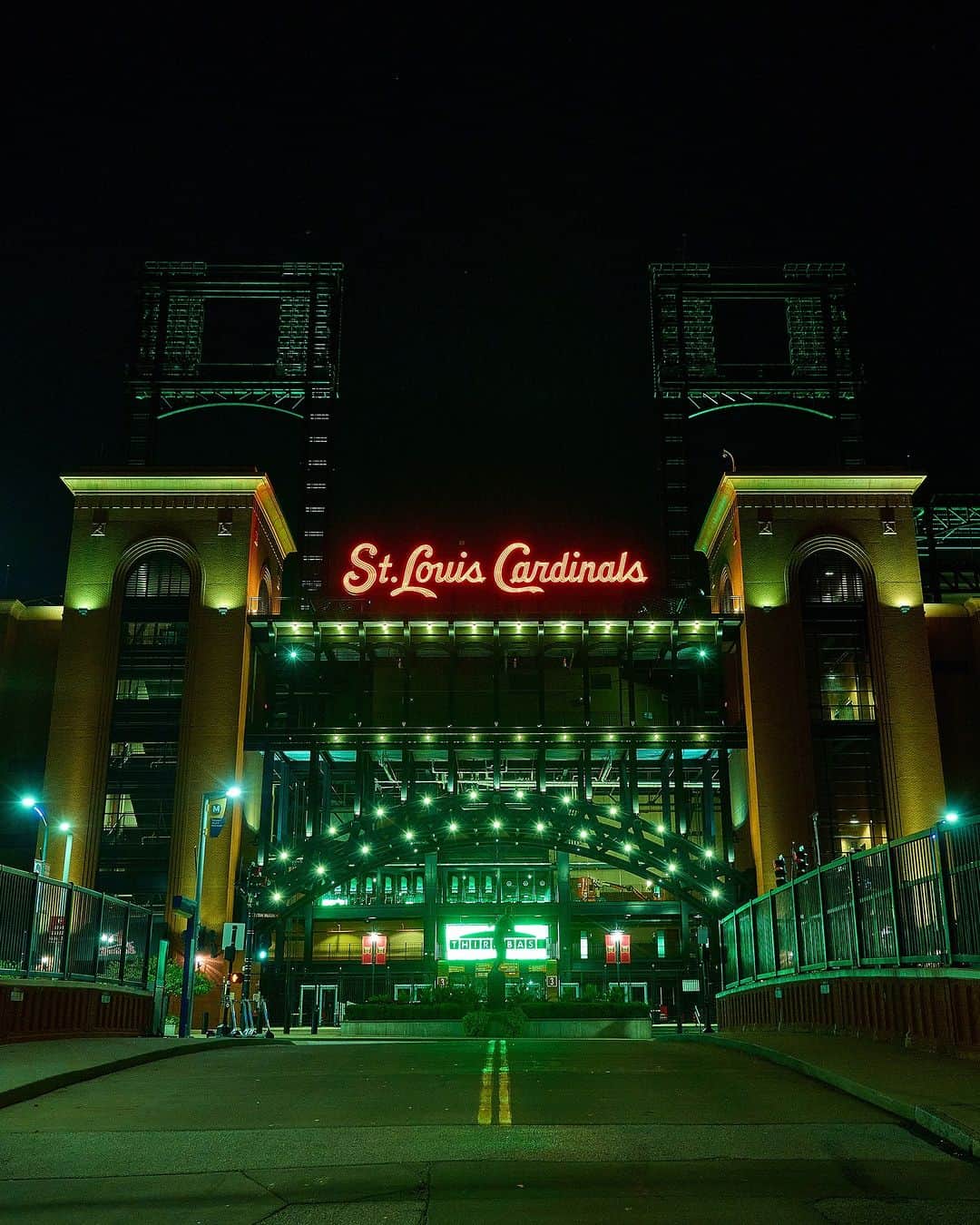 のインスタグラム：「We're lighting Busch Stadium green tonight in honor of #GreenSportsDay!  Green Sports Day is a celebration of the many climate commitments already in progress at stadiums across the country and a call to action for sports organizations to take sustainable action.  Visit Cardinals.com/Green to learn more about our efforts!」