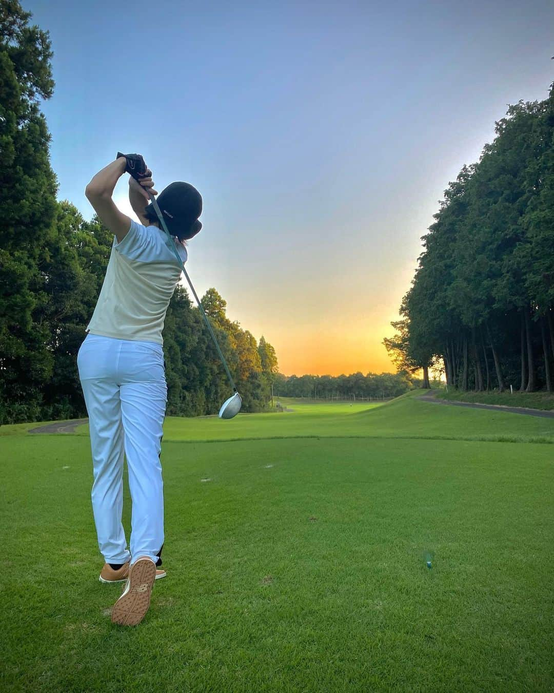 酒井瞳さんのインスタグラム写真 - (酒井瞳Instagram)「初の #ナイターゴルフ 行って来ました⛳️  うまく当たれば夜の贅沢な散歩みたいな気分で楽しかったぁ💫  最後の動画みたいに暗闇まっしぐらにボールが消えていく事もありましたが😟絶望的にボール消えるw  でもいつもと違った雰囲気で楽しい😊  これからゴルフシーズン⛳️  夏の厳しさを知った私は涼しいラウンドが楽しみで仕方ありません🤣  その前に昨日から手打ちをしない練習始めたからそれを早く体に覚えさせて  もうちょっと安定した球を打てる様になりたいなぁ😂  長い道のり！笑  #ゴルフ #golf #⛳️ #ナイター #ゴルフ初心者 #楽しい」10月7日 8時36分 - s.sakaihitomi