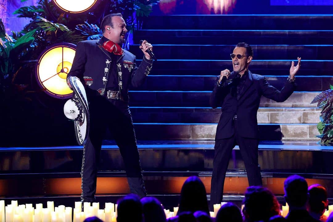 のインスタグラム：「Mi gente! Gracias por ser parte de algo histórico 🔥 ‘Ojalá Te Duela’ en vivo junto a @pepeaguilar_oficial fue un éxito en los @latinbillboards 🏆🥃🇲🇽」