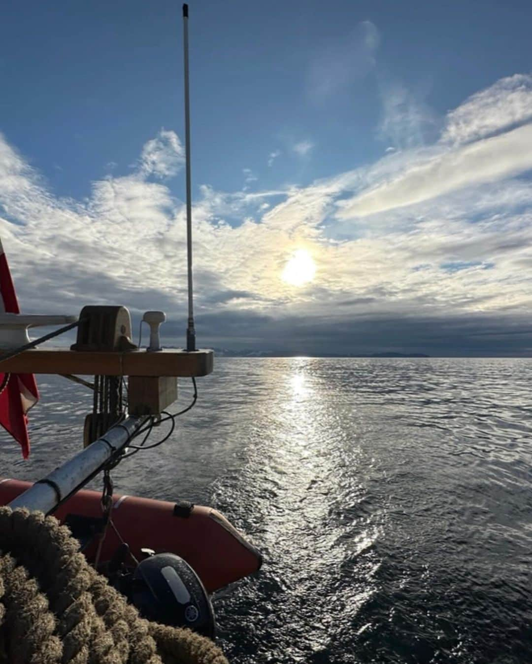 ヘンリロイドさんのインスタグラム写真 - (ヘンリロイドInstagram)「OCEAN WARRIOR FOUNDATION 1 EXPEDITION, DAY 4  On Day Four of Foundation I, the Ocean Warrior crew embarked on a scientific journey. Prior to their departure from the UK, several marine technology companies had provided them with scientific equipment for evaluation.   Professor Icarus Allen from Plymouth Marine Laboratories joined the expedition to assist in assessing the scientific potential of Linden, the ship. They received a state-of-the-art CTD device from Valeport just before departure, a compact and sophisticated tool used to measure Conductivity, Temperature, Depth, and chlorophyll levels in the ocean.   After a morning lecture on oceanography by Professor Icarus, they successfully tested the CTD device and obtained valuable data about ocean health.   The day also marked a birthday on board, celebrated with a daring leap into the freezing Arctic waters!  Stay tuned to learn more!  #henrilloyd  #oceanwarrior」10月7日 15時30分 - henrilloyd_