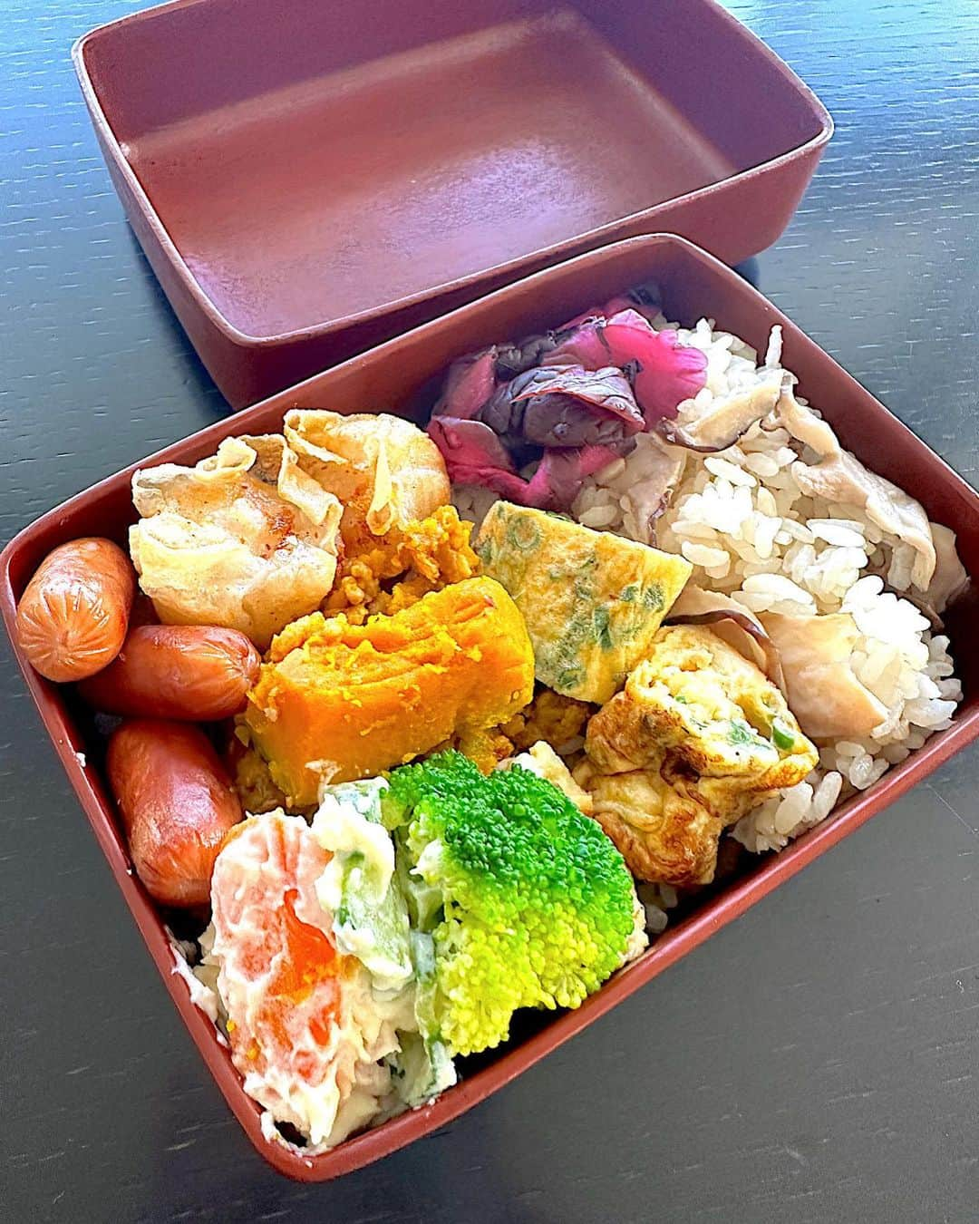 二ノ宮知子のインスタグラム：「きのこの炊き込みご飯、かぼちゃやポテサラがあったので、とても豪華なお弁当が出来た。さあ、仕事に行ってきます！」