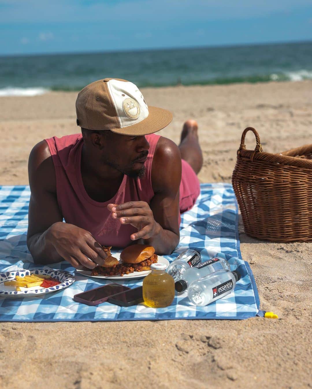 ジミー・バトラーのインスタグラム：「love being uncomfortable hot on the beach because my offsprings wants to have a damn picnic.」