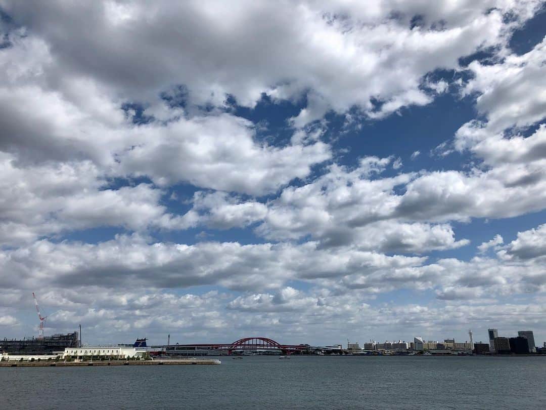 浜崎貴司さんのインスタグラム写真 - (浜崎貴司Instagram)「昨日は久しぶりにキャンペーンで神戸へ。  港街で山が近い神戸。  雰囲気がとてもよかったです。  なんと港で潜水艦を見ました。  潜水艦をみたのは2回目。  最初は20歳の頃、横須賀で見て以来。  非日常感がすごいですね。  海を何日も潜航し続けるって・・。  閉所恐怖症の私には絶対無理です。  各国の潜水艦が海を行き交って、  いろんなことを調べたり、  警戒したり、  時には威嚇しあったりしていると思うと、  妙な気持ちになります。  人間って不思議な生き物ですね。  さて、今日はいよいよ弾き語りツアー大阪公演1日目です。  会場のcafe Roomで、17時にお会いましょう！  写真はKISS FMから見えた神戸の風景。  今度はライブで神戸に来たいです。  #神戸 @kissfm_oficial」10月7日 8時48分 - hamazakitakashi_official