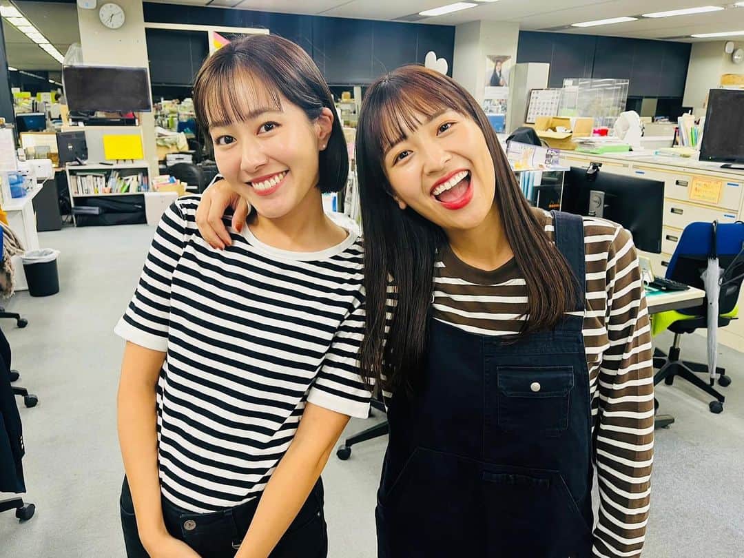 MBSアナウンサー公式のインスタグラム：「🏝️ ボーダーで揃った 前田アナと山崎アナ。  山崎アナのオーバーオールも 似合ってます！  一昔前の 路上ライブをしている 女性デュオのようですね。  メジャーデビューが 待ち遠しいです。  #アナウンサー #ボーダー #オーバーオール #デュオウンサー」