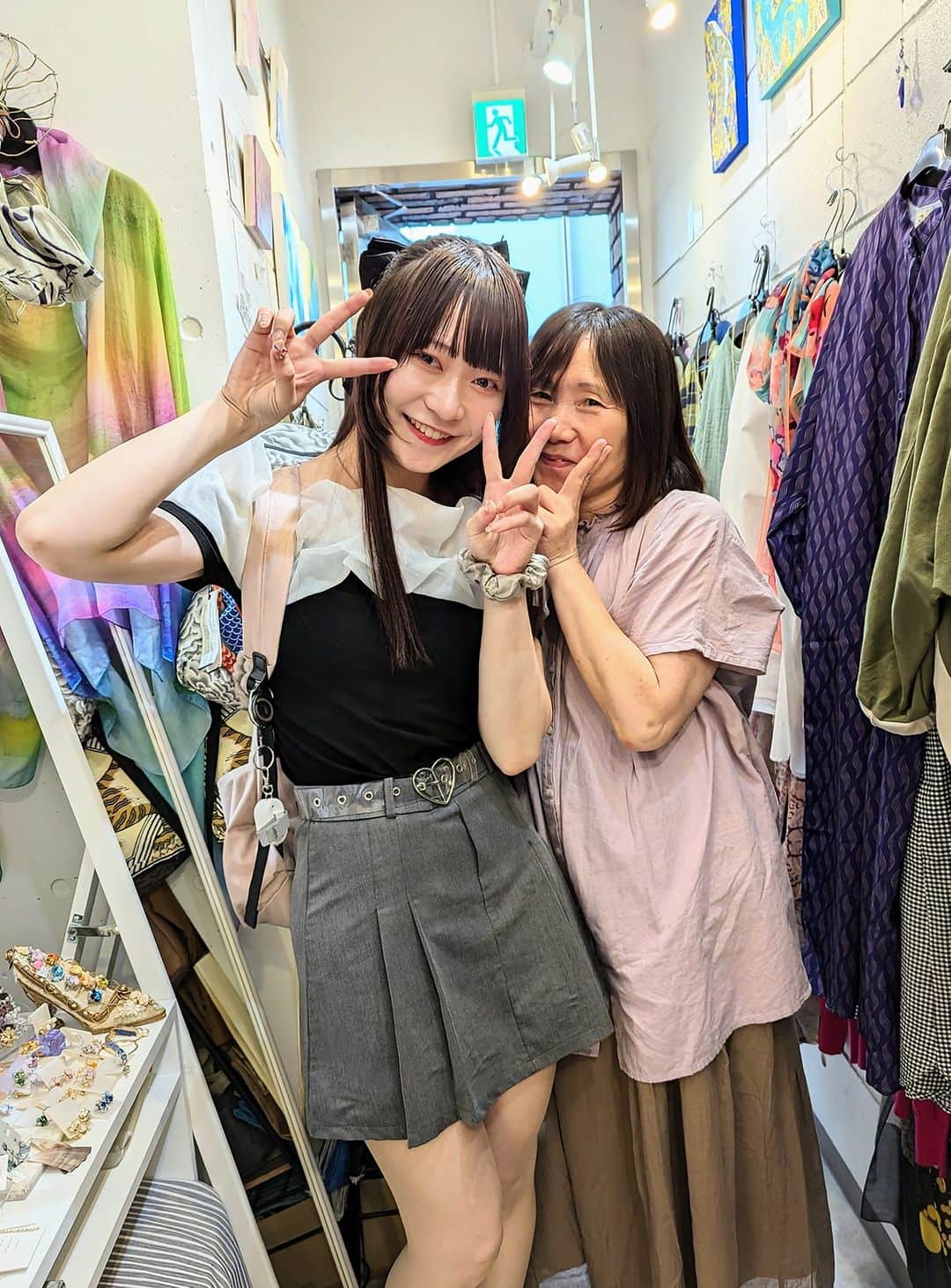 平井富子のインスタグラム：「あっ！万里菜ちゃん、久しぶり〜  アイドルタレントの響万里菜ちゃんが、ママとご来店！  数年前、オーディションに受かった直後、初めてアンシャンテに、、 激励したことを思い出す〜  更にキレイになって、今や、しっかり芸能人！  アンシャンテは、パワースポット。これからもますます活躍しますよ～  頑張ってね、応援してます! また、遊びに来て下さい〜」