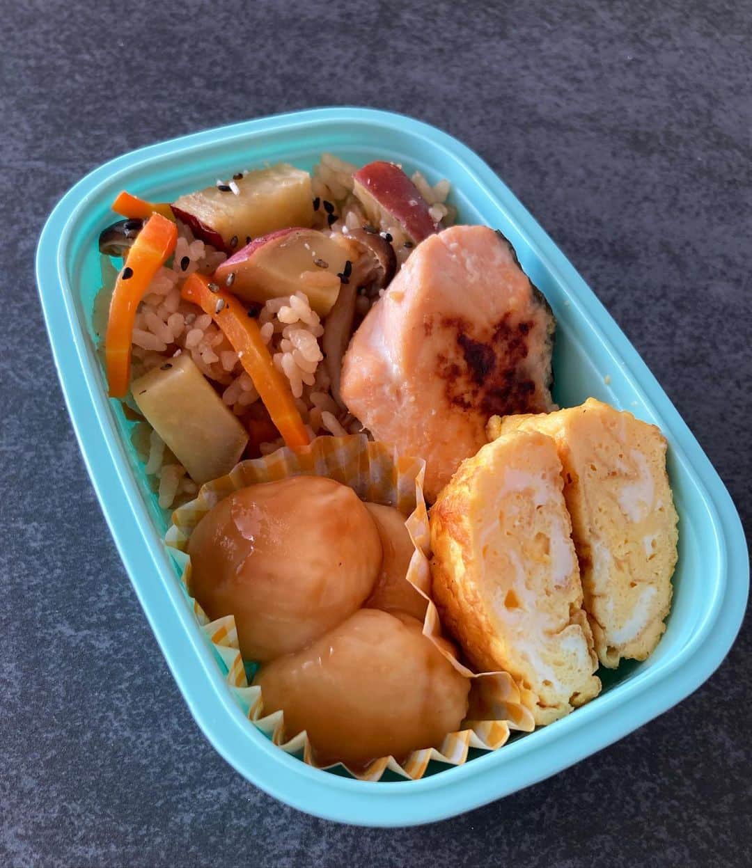 村田千弥のインスタグラム：「映えない秋弁当🌾  さつまいも炊き込みご飯。 秋鮭の味噌マヨ幽庵焼き。  昨日のきらめしで中川千佳子先生に教えてもらった『ふわふわもちみたらし団子』を早速😋 昨晩娘と一緒に作っておいて、お弁当に！ 朝が楽〜！！  と、思ったけど 今朝もまた作りたいって言われて、 また朝っぱらから作る→完食。  #サタデースクール弁当 #秋弁当 #食欲の秋」