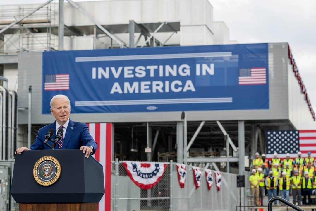 The White Houseさんのインスタグラム写真 - (The White HouseInstagram)「Today, the Biden-Harris Administration is kicking off the third Administration-wide tour highlighting how Bidenomics and President Biden’s Investing in America agenda are benefitting communities across the country.  Throughout the tour, @potus, @vp, @flotus, @secondgentleman, and Cabinet members will highlight how this Administration’s agenda is growing the economy from the middle out and bottom up. Additionally, President Biden and Administration leaders will make major announcements around infrastructure made possible by the Bipartisan Infrastructure Law, private sector investments driven by the Inflation Reduction Act, and highlight historic actions by the Biden-Harris Administration to tackle the climate crisis, advance environmental justice, and create good-paying jobs in industries that will drive American competitiveness.  This Administration’s investments are leaving no community behind and are helping cities and towns across America become centers of innovation, job creation, and opportunity.」10月7日 9時00分 - whitehouse