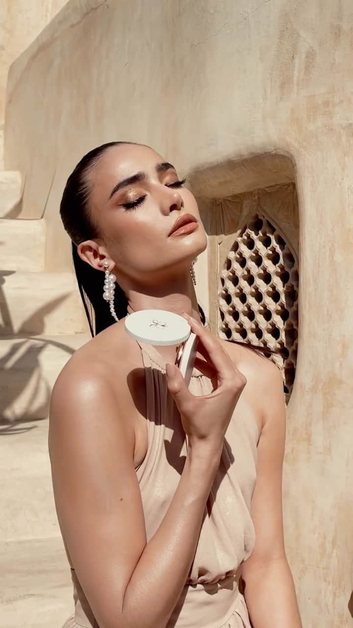Anastasia Beverly Hillsのインスタグラム：「Comin’ in HOT 🥵🔥 Glow Seeker in Sun Idol launches on the @sephora app 10/13! Download it now to be the first to shop 😍  #AnastasiaBeverlyHills」