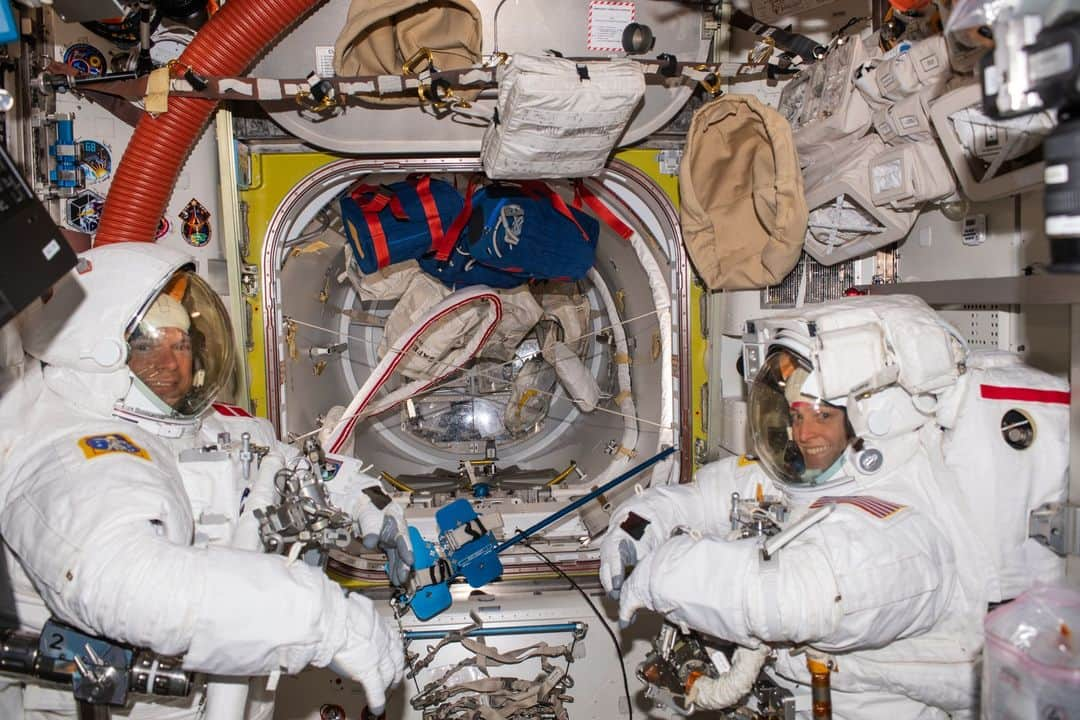 国際宇宙ステーションさんのインスタグラム写真 - (国際宇宙ステーションInstagram)「Astronauts Loral O’Hara of NASA and Andreas Mogensen of ESA (European Space Agency) will exit the International Space Station on Oct. 12 for a planned six-hour spacewalk. The duo will swab external station surfaces with specialized tools collecting samples of microorganisms for analysis. Scientists will process the samples to determine the types of microbes that may survive in the vacuum of space.  (From left) Mogensen and O'Hara are pictured trying on their spacesuits and testing the suits' components aboard the Quest airlock in preparation for their upcoming spacewalk.  #nasa #esa #astronaut #walk #spacewalk #suit #spacesuit #quest #international #space #station」10月7日 9時15分 - iss