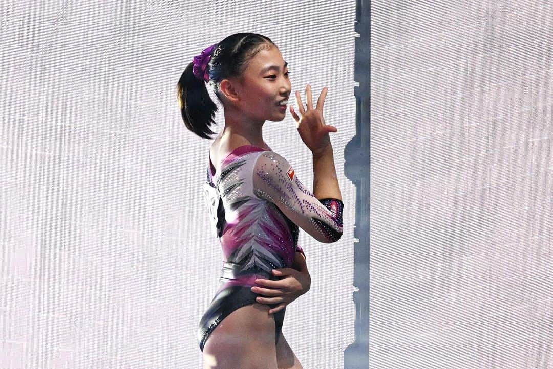 日本体操協会のインスタグラム：「#世界体操2023  【個人総合決勝を終えて】  ✨岸里奈🇯🇵✨  最初のゆかで２回くらい跳ねてしまったが、そのあと気持ちを引きずることなく、切り替えて試合ができたのが良かった。  今日の試合は楽しむことが目標だったので結果も大事ですけど、この会場で雰囲気で演技ができることの嬉しさを表現しようと思って、それができたと思います。  パリに向けて新しい技とかにも取り組んでいきたい。世界選手権でいろんな選手をまじかで見て、試したい、挑戦したい技が増えました。  #体操ニッポン  #岸里奈  #artworlds2023  #antwerp2023   @aflosport / JGA 写真：アフロスポーツ/JGA」